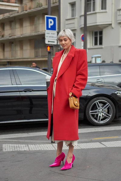 2019年2月28日 在法国巴黎举行的巴黎时装周女装法夫 20性价比2020E 街头抢购中 一名时尚女子摆出街头抢购的架势 — 图库照片