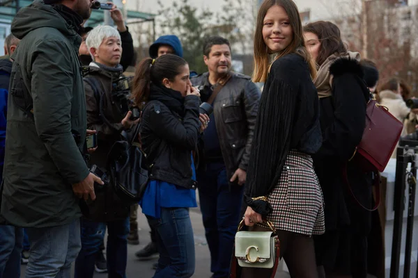 Trendy Woman Poses Street Snaps Paris Fashion Week Womenswear Fall — стоковое фото