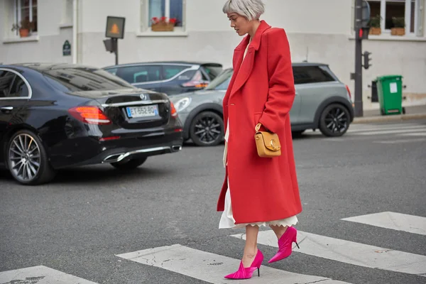 Modna Kobieta Stawia Ulicy Zaskoczy Podczas Paryskiego Fashion Week Womenswear — Zdjęcie stockowe