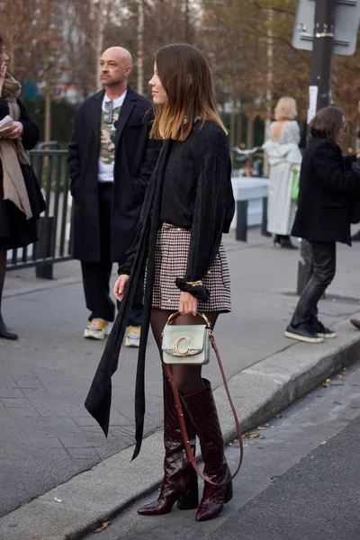 Una Donna Alla Moda Posa Gli Scatti Strada Durante Settimana — Foto Stock