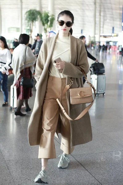 Κινέζικο Μοντέλο Sui Φθάνει Στο Διεθνές Αεροδρόμιο Του Πεκίνου Πριν — Φωτογραφία Αρχείου