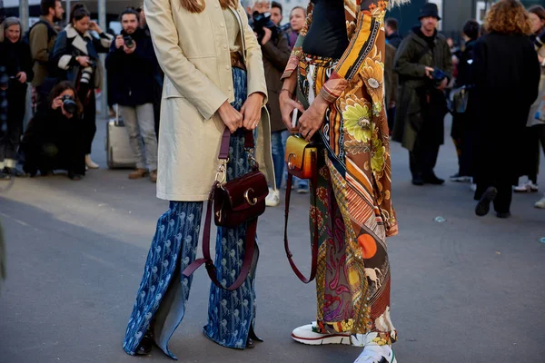 Een Trendy Vrouw Poseert Voor Street Snaps Tijdens Paris Fashion — Stockfoto