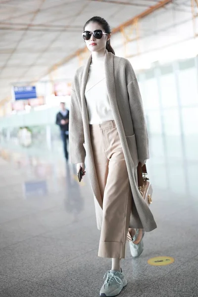Chiński Supermodelka Sui Przybywa Międzynarodowe Lotnisko Pekinie Przed Wyjazdem Pekinie — Zdjęcie stockowe