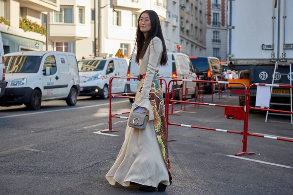 Trendig Kvinna Utgör För Gatan Snaps Paris Fashion Week Womenswear — Stockfoto