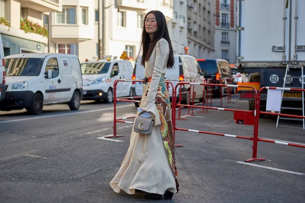 Trendy Woman Poses Street Snaps Paris Fashion Week Womenswear Fall — стоковое фото