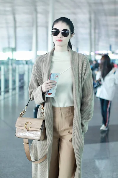 中国超级名模何穗于2019年3月30日抵达北京首都国际机场 然后在中国北京出发 — 图库照片