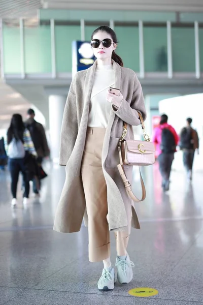 Κινέζικο Μοντέλο Sui Φθάνει Στο Διεθνές Αεροδρόμιο Του Πεκίνου Πριν — Φωτογραφία Αρχείου
