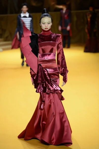 Modell Visar Skapelse Mode Visning Maryma Yanli China Fashion Week — Stockfoto