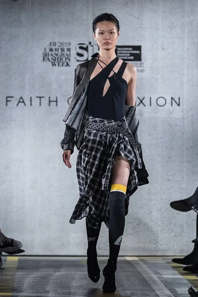 Model Zobrazuje Novou Tvorbu Přehlídce Faith Connexion Během Šanghajského Módního — Stock fotografie