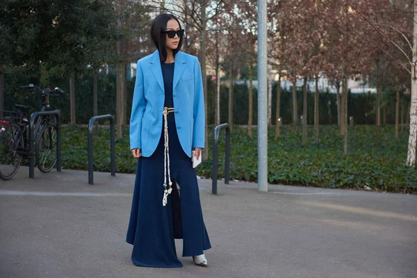 Trendy Woman Poses Street Snaps Paris Fashion Week Womenswear Fall — стоковое фото