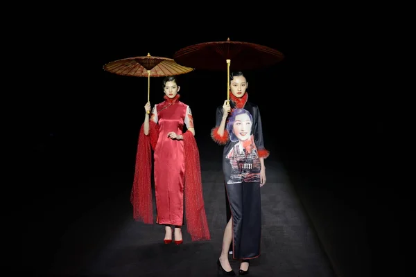 Model Wyświetla Nowe Stworzenie Pokaz Mody Guyan Przez Jia Yan — Zdjęcie stockowe