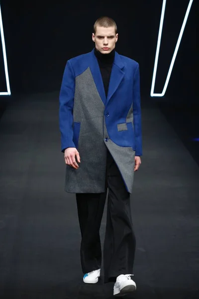 Модель Демонстрирует Новое Творение Показе Мод Xinyuhu Время China Fashion — стоковое фото