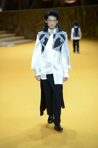 Model Displays New Creation Fashion Show Maryma Yanli China Fashion — Stock Photo, Image
