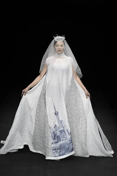 Model Displays New Creation Fashion Show Guyan Jia Yan China — Stock Photo, Image