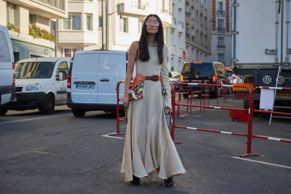 Trendy Woman Poses Street Snaps Paris Fashion Week Womenswear Fall — стоковое фото