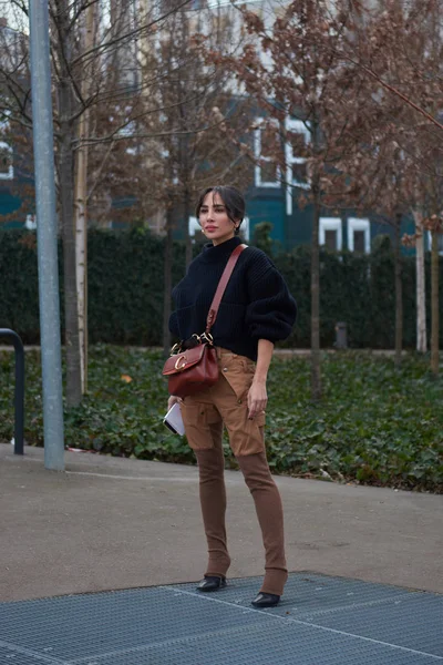 Eine Trendige Frau Posiert Für Street Snap Während Der Pariser — Stockfoto