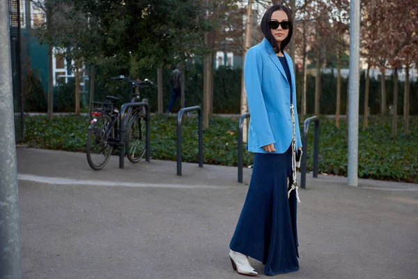 Trendy Woman Poses Street Snaps Paris Fashion Week Womenswear Fall — стоковое фото