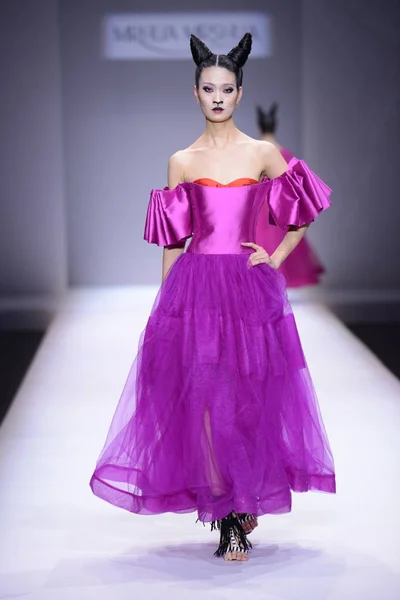 Model Displays New Creation Fashion Show Mrhua Mrshua Niuniu Chou — Stock Photo, Image
