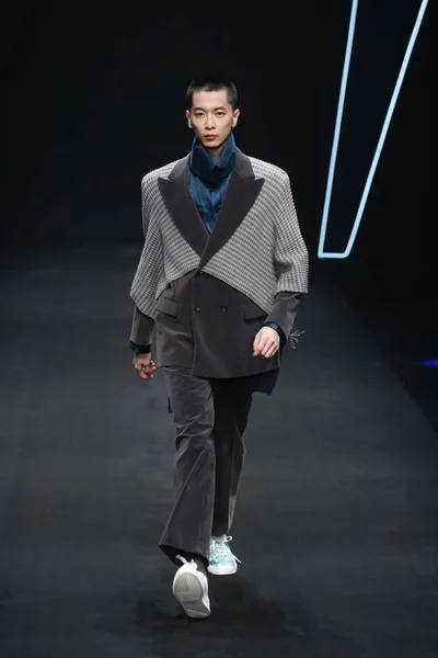 Modell Visar Skapelse Mode Visning Xinyuhu China Fashion Week Höst — Stockfoto