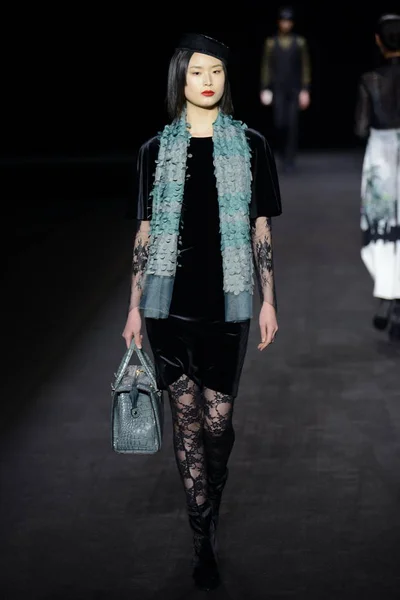 Modell Visar Skapelse Mode Visning Guyan Jia Yan China Fashion — Stockfoto