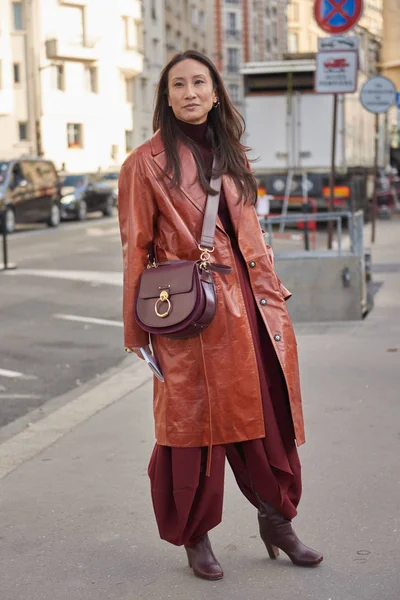 Trendy Woman Poses Street Snaps Paris Fashion Week Womenswear Fall — Stock Photo, Image