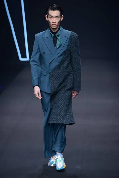 Een Model Toont Een Nieuwe Creatie Modeshow Van Xinyuhu Tijdens — Stockfoto