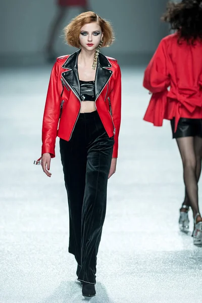 Model Displays New Creation Anirac Show Shanghai Fashion Week Fall — Stock Photo, Image