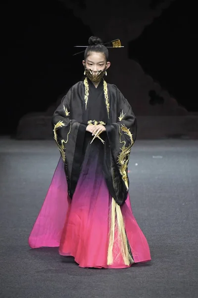 Mannequin Présente Une Nouvelle Création Défilé Mode Heaven Gaia Xiong — Photo