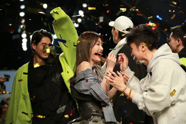 中国女演员秦兰 香港歌手 演员和设计师狮子座库 在索罗 Celeb 的姿势 2019年3月31日在中国上海举行的上海时装周 2019冬季 期间的 Ttdg — 图库照片