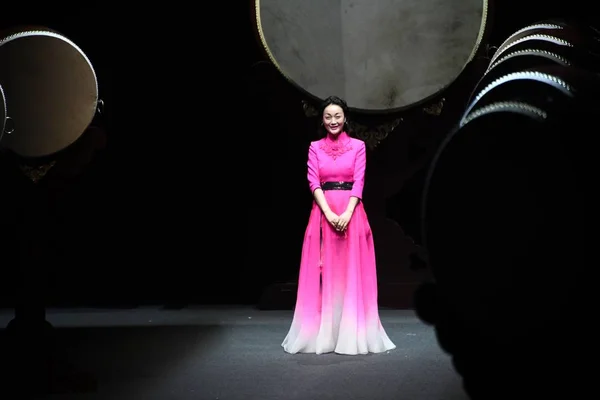 Chinese Modeontwerper Ying Poseert Modeshow Van Hemel Gaia Door Ying — Stockfoto