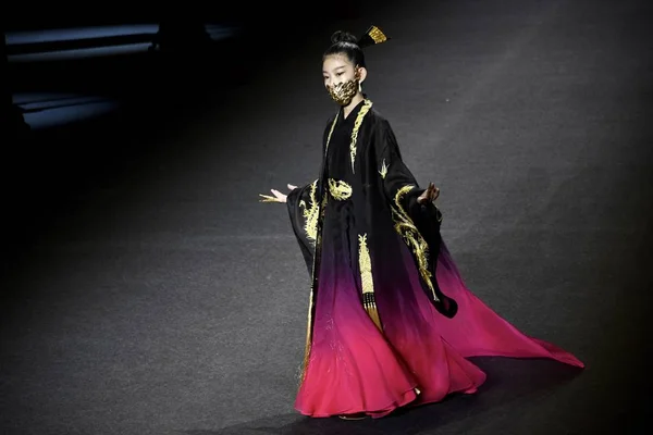 모델은 차이나 가이아의 패션쇼에 새로운 창조를 베이징의가을 2019 2019 — 스톡 사진