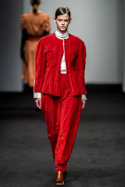 Modelo Exibe Uma Nova Criação Desfile Deepmoss Durante Shanghai Fashion — Fotografia de Stock