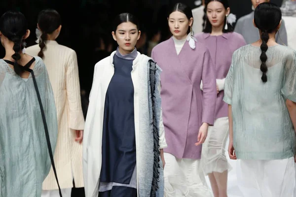 패션의 패션쇼에서 새로운 작품을 베이징의가을 2019 2019 — 스톡 사진