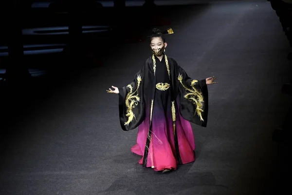 2019年3月31日 北京で開催される中国ファッションウィーク秋冬2019期間中に開催される Xiong Yingによるヘブンガイアのファッションショーで モデルが新しい作品を展示します — ストック写真
