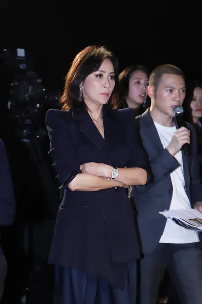香港女優カリーナ ラウは 上海ファッションウィーク秋 冬2019の間に Anirac ショーで新しい作品を表示するモデルを見て中国上海 月2019 — ストック写真
