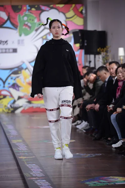 モデルは 中国のファッションウィーク秋の Fashionllaabb のファッションショーで新しい創造を表示します 北京で2019冬9月29日2019 — ストック写真