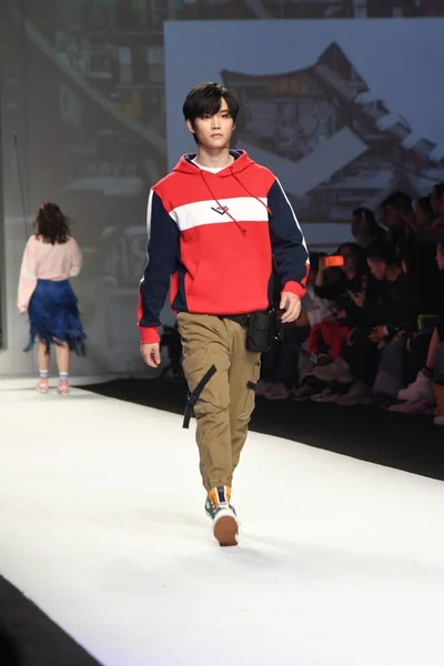 モデルは上海のファッションウィーク秋 冬2019の間にポニー ハルビンショーで新しい創造を表示します 3月31日2019 — ストック写真