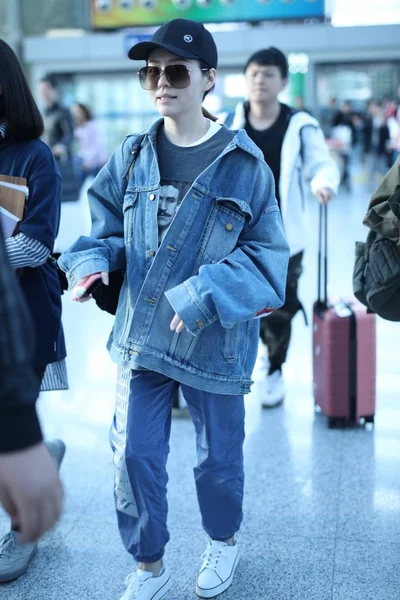 中国の歌手 ジェーン ザンまたは Zhang Liangying が北京の首都国際空港に到着する前に 3月31日2019 — ストック写真