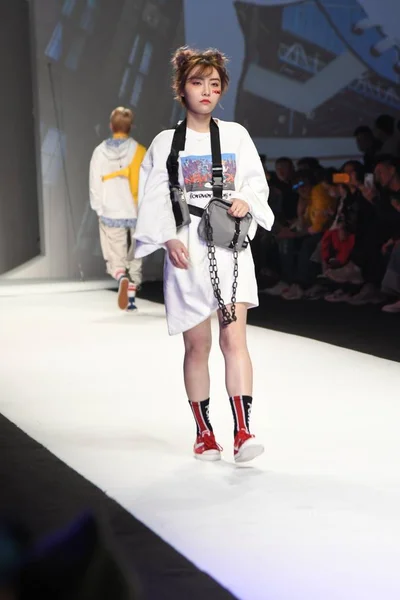 Modell Visar Skapelse Pony Harbin Show Shanghai Fashion Week Höst — Stockfoto