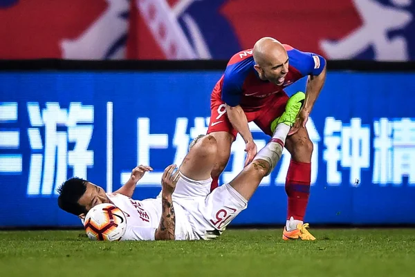 Zhen Nedan Shenzhen Begår Foul Polsk Fotbollsspelare Adrian Mierzejewski Chongqing — Stockfoto