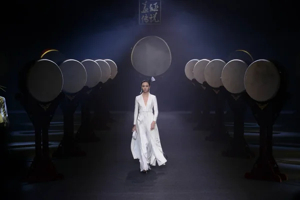 Modell Visar Skapelse Mode Visning Heaven Gaia Xiong Ying China — Stockfoto