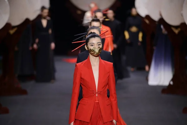 Модели Демонстрируют Новые Творения Показе Мод Heaven Gaia Xiong Ying — стоковое фото
