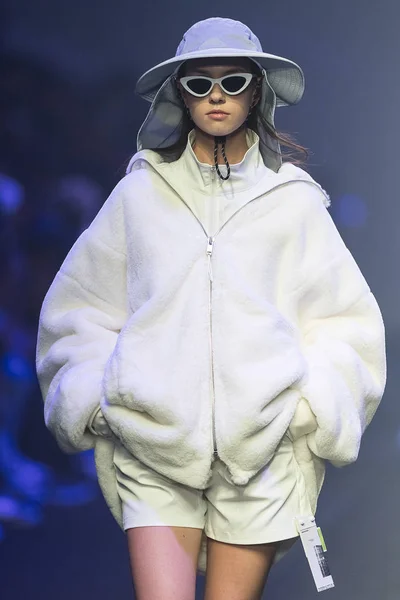 Modelo Exibe Uma Nova Criação Roaringwild Show Durante Shanghai Fashion — Fotografia de Stock