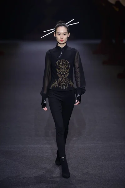 2019年3月31日 北京で開催される中国ファッションウィーク秋冬2019期間中に開催される Xiong Yingによるヘブンガイアのファッションショーで モデルが新しい作品を展示します — ストック写真