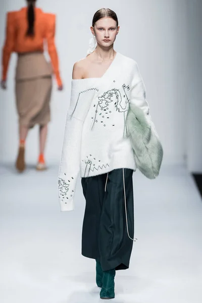 モデルは上海 中国の上海ファッションウィーク秋 冬2019の間に Liyihan ショーで新しい創造を表示します3月31日2019 — ストック写真