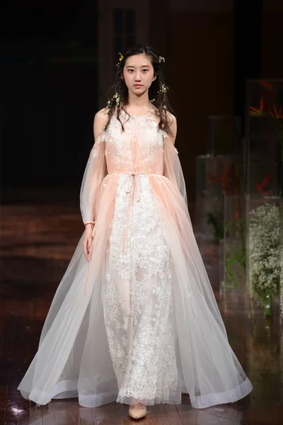 Modell Megjelenít Egy Alkotás Divatbemutató Lanyu Során Kínai Fashion Week — Stock Fotó