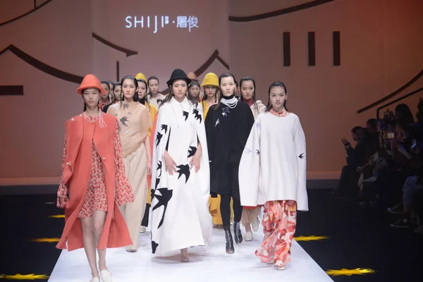 モデルは 中国のファッションウィーク中に Shiji のファッションショーで新しい作品を表示します北京での秋 冬2019 月2019 — ストック写真