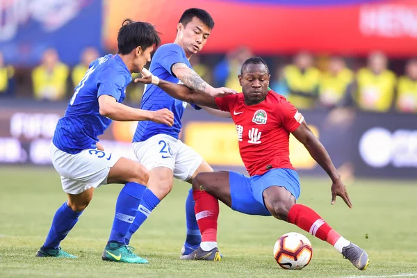 Camarões Jogador Futebol Christian Bassogog Direita Henan Jianye Passa Bola — Fotografia de Stock