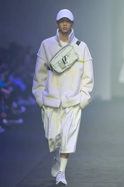 モデルは上海 中国の上海ファッションウィーク秋 冬2019の間に Roaringwild ショーで新しい創造を表示します3月31日2019 — ストック写真