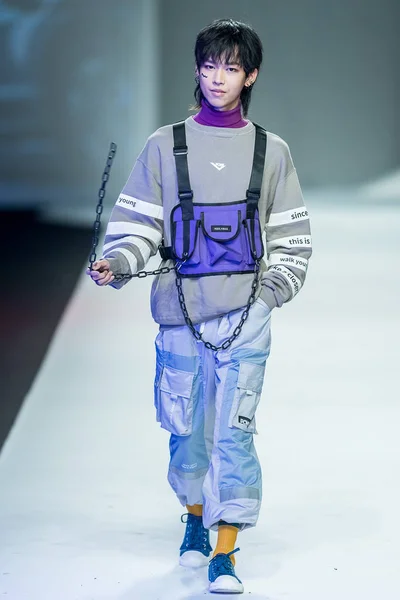 モデルは上海のファッションウィーク秋 冬2019の間にポニー ハルビンショーで新しい創造を表示します 3月31日2019 — ストック写真